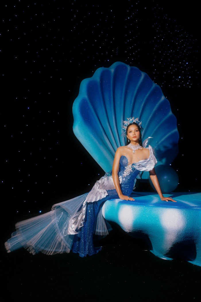 Đây không phải lần đầu H’Hen Niê hoá thân thành công chúa Disney. Cô từng có dịp hoá thân thành Cinderella (Lọ Lem), Jasmine (Aladin &amp; cây đèn thần), Raja (Raja &amp; rồng thần cuối cùng)...