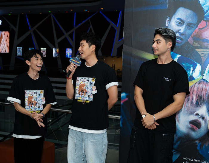 Tuấn Trần giao lưu cùng khán giả tại rạp phim