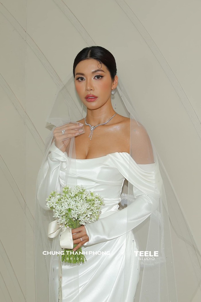 Hình ảnh cô dâu Minh Tú tay cầm bó hoa có hình người cha quá cố của cô gây xúc động mạnh, dù ông không còn nữa nhưng hình ảnh ông vẫn hiện diện ở những giây phút hạnh phúc nhất của Minh Tú