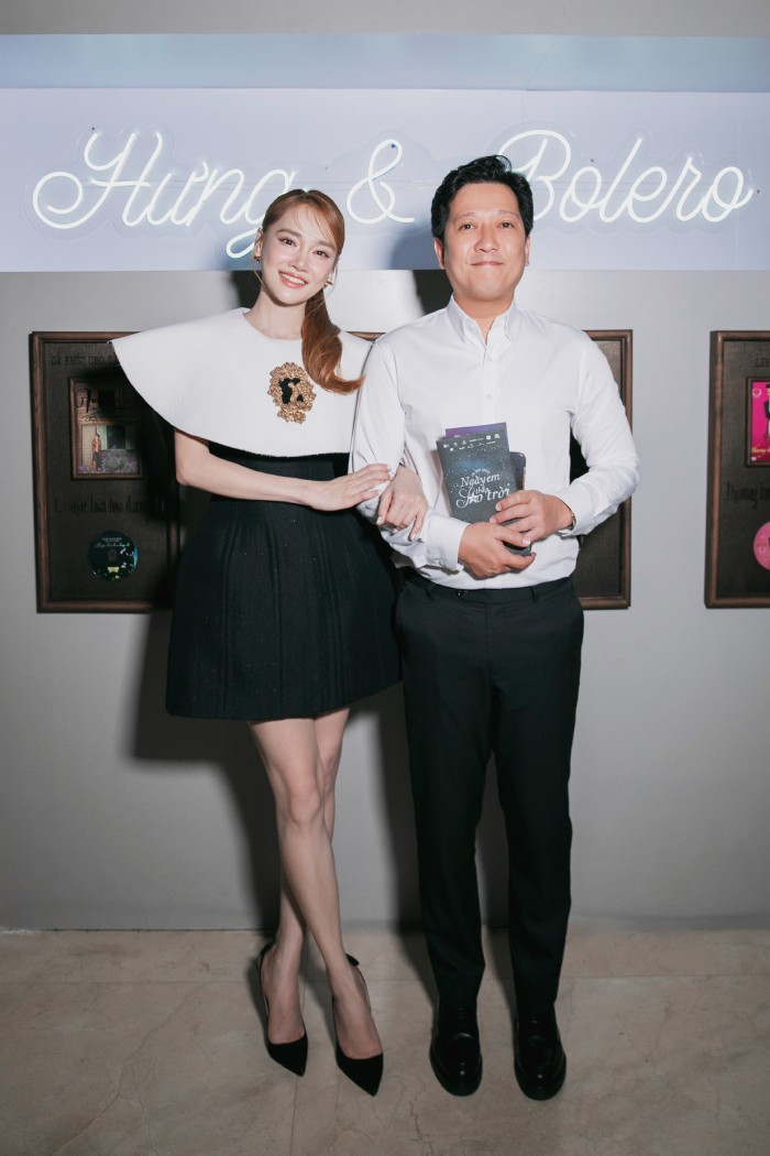 Trường Giang - Nhã Phương tình cảm cùng đi xem show của Mr Đàm. Trong chương trình, Đàm Vĩnh Hưng còn cao hứng chìa micro bắt Trường Giang hoà giọng cùng mình