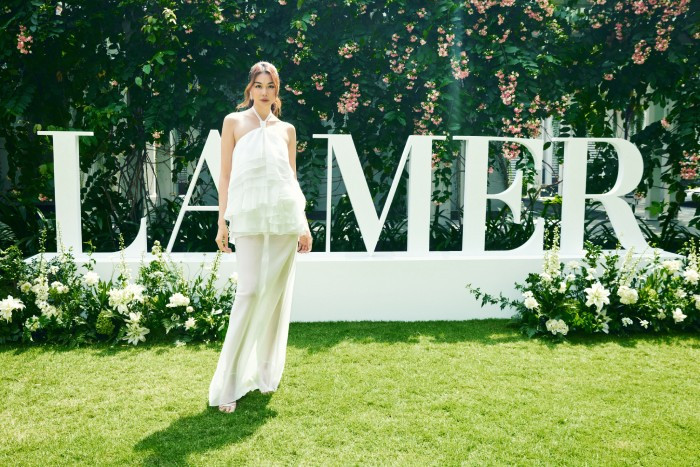 Thời gian qua, bất kỳ khi nào siêu mẫu đăng ảnh lên trang cá nhân, đều lọt vào "nghi vấn" bầu bí của người hâm mộ, tuy nhiên khi được hỏi đến siêu mẫu cho biết đó là do phom của bộ đồ mà thôi