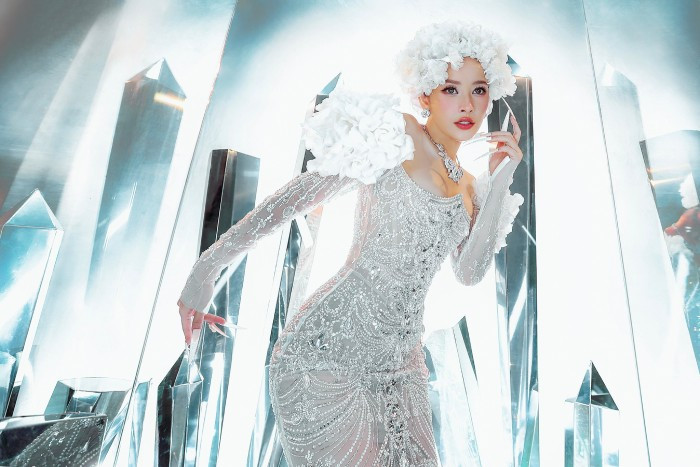 Các thiết kế Chi Pu diện đều thuộc bộ sưu tập sắp ra mắt vào ngày 26/8 tại khu nghỉ dưỡng InterContinental, Đà Nẵng. Theo Chung Thanh Phong, 'I dreamed a dream' là show được anh đầu tư lớn nhất từ trước đến nay về khâu thiết kế lẫn cách tổ chức