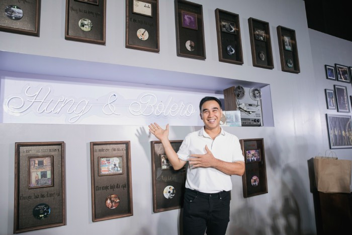 Nghệ sĩ Quyền Linh xuất hiện giản dị trên thảm đỏ “Ngày em thắp sao trời” chúc mừng Đàm Vĩnh Hưng