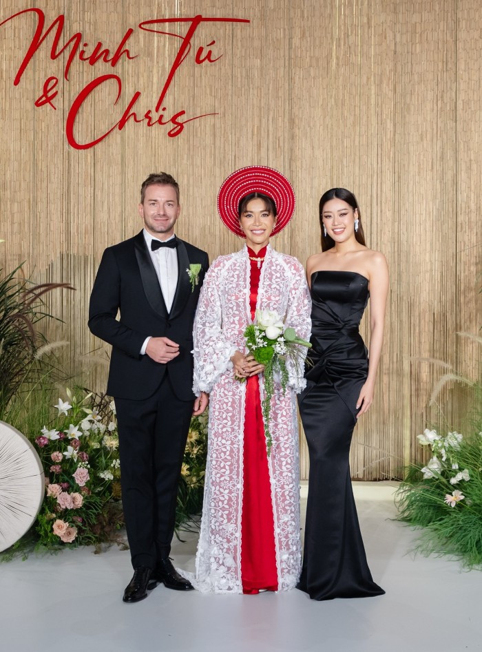 Hoa hậu Khánh Vân khoe bờ vai thanh mảnh trong đầm đen dài cúp ngực. Được biết thiệp cưới có Minh Tú có thông báo về màu trang phục là màu đen vì trong tình yêu nó thể hiện cho sự mạnh mẽ, dám đương đầu với thử thách