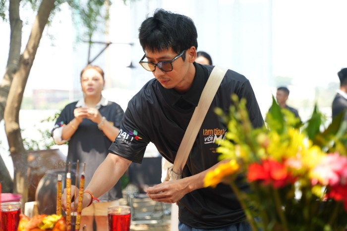 Tuấn Trần trong ngày khai máy "Làm giàu với ma" Tuấn Trần trong ngày khai máy "Làm giàu với ma"