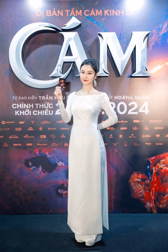 Nữ diễn viên Jun Vũ giản dị trong áo dài trắng