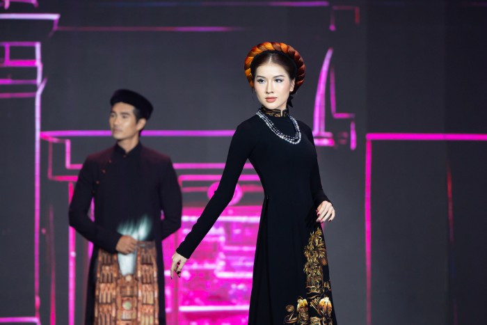 Đi kèm với những phụ kiện như trang sức vòng kiềng, vòng ngọc trai, bóp cầm tay đã tái hiện phần nào hình ảnh thanh thoát, sang trọng của người phụ nữ