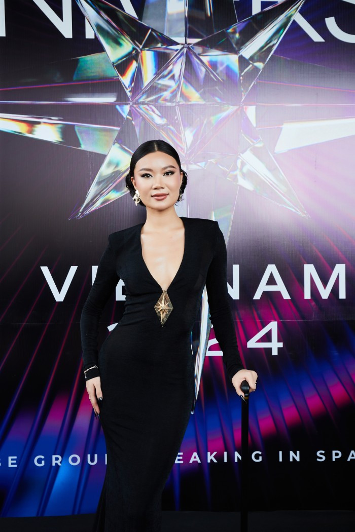 Á hậu Hồng Đăng dù bị đau chân vẫn xuất hiện rạng rỡ trên thảm đỏ Á hậu Hồng Đăng dù bị đau chân vẫn xuất hiện rạng rỡ trên thảm đỏ