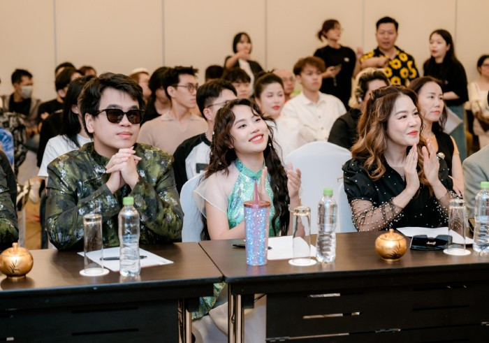 Ca sĩ Thu Phương cũng có mặt chia vui cùng Phương Mỹ Chi Ca sĩ Thu Phương cũng có mặt chia vui cùng Phương Mỹ Chi