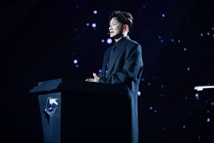 Dược sĩ Tiến tiết lộ giá trị của vương miện dành cho tân hoa hậu là 24 triệu đồng