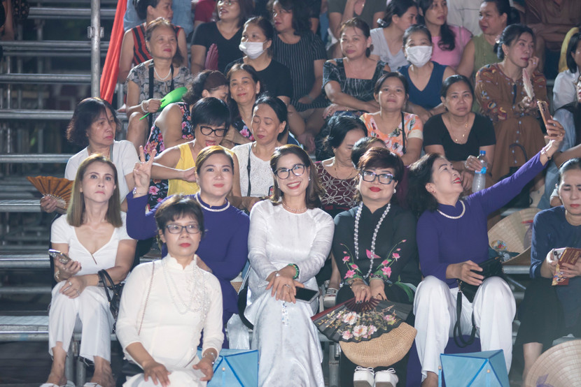 Nhiều thế hệ khán giả đến với live show của Long Nhật