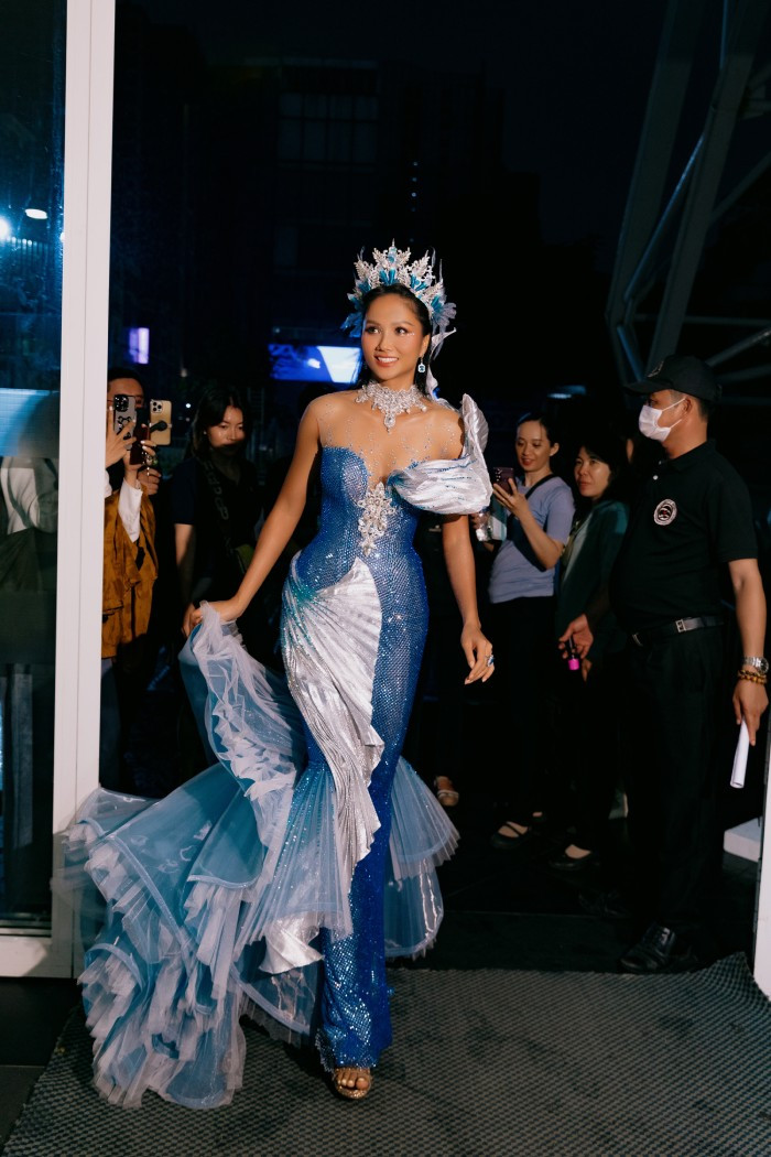 Tham dự sự kiện với vai trò đại sứ, H’Hen Niê chứng tỏ sự chỉn chu và đầu tư của mình khi chọn trang phục nàng tiên cá, xuất hiện với vỏ sò và ngọc trai khổng lồ