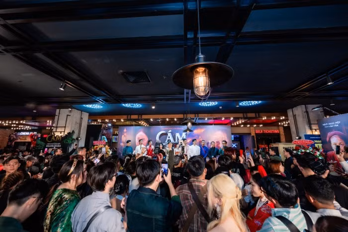 Dù thời tiết không thuận lợi nhưng buổi ra mắt "Cám" vẫn nhận được rất nhiều sự ủng hộ của khán giả và đồng nghiệp