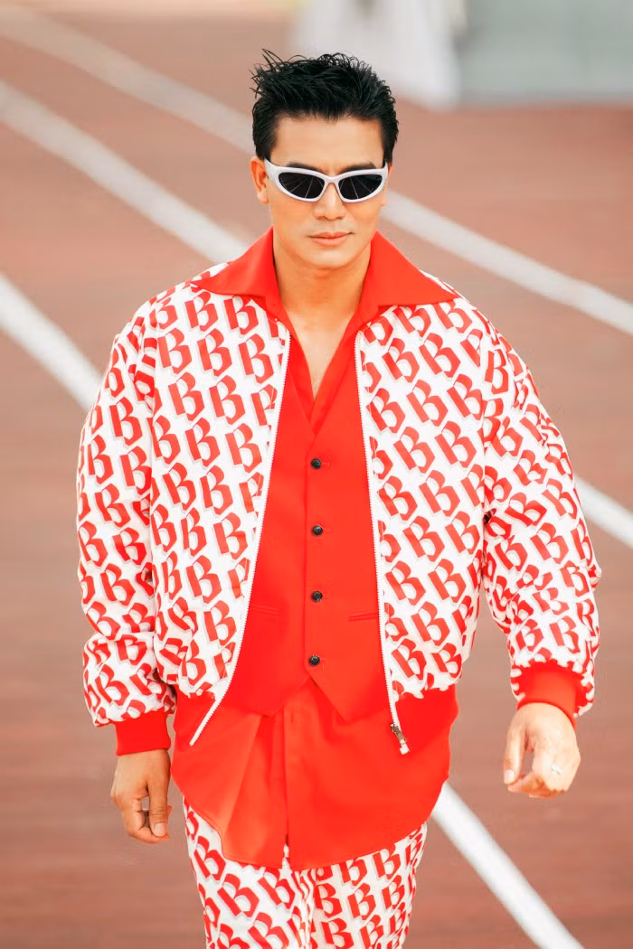 Diễn viên Hiếu Nguyễn trong trang phục khoẻ khoắn