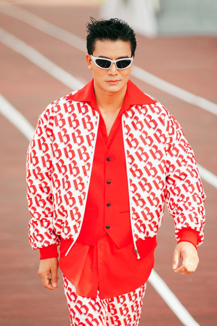 Diễn viên Hiếu Nguyễn trong trang phục khoẻ khoắn