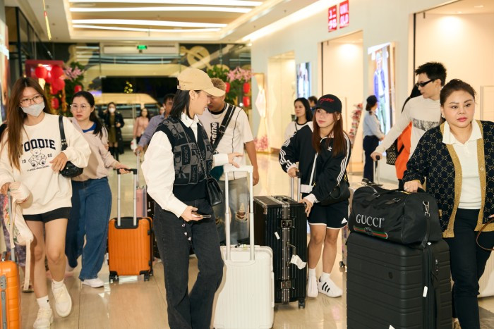 Vì các chuyến bay bị muộn thời gian nhiều nên dàn diễn viên của "Gặp lại chị bầu" chỉ còn thời gian kéo thẳng vali đến sự kiện ra mắt mới kịp Vì các chuyến bay bị muộn thời gian nhiều nên dàn diễn viên của "Gặp lại chị bầu" chỉ còn thời gian kéo thẳng vali đến sự kiện ra mắt mới kịp