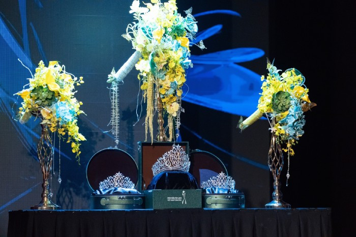Vương miện và hoa dành cho đêm đăng quang cũng được giới thiệu tại họp báo