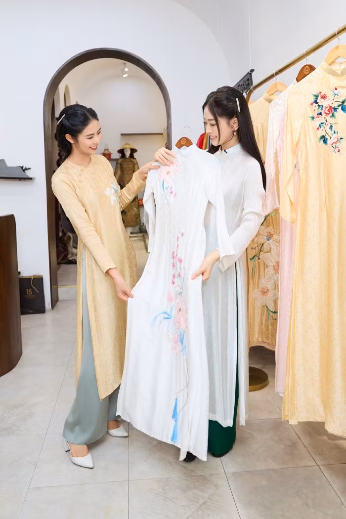 Hai nàng hậu đã có 6 năm đồng hành cùng nhau trong nhiều hoạt động và có mối quan hệ thân thiết Hai nàng hậu đã có 6 năm đồng hành cùng nhau trong nhiều hoạt động và có mối quan hệ thân thiết