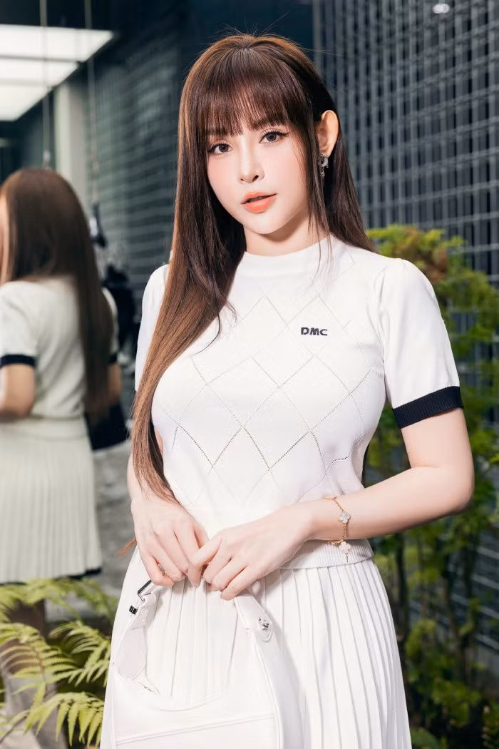 Chị đẹp Huyền Baby chọn màu trắng làm chủ đạo, phối trang phục dệt kim cùng tất, giày thể thao