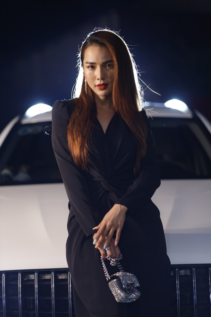 Siêu mẫu Kim Cương luôn xuất hiện trong những sản phẩm của chồng minh