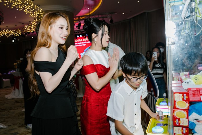 Diễn viên Nhã Phương bày tỏ cảm xúc bất ngờ với sự góp mặt của hai cậu con trai của Lâm Vỹ Dạ - Hứa Minh Đạt và tò mò không biết hai cậu nhóc sẽ làm host của "Nhà mình có nhau" như thế nào? Diễn viên Nhã Phương bày tỏ cảm xúc bất ngờ với sự góp mặt của hai cậu con trai của Lâm Vỹ Dạ - Hứa Minh Đạt và tò mò không biết hai cậu nhóc sẽ làm host của "Nhà mình có nhau" như thế nào?