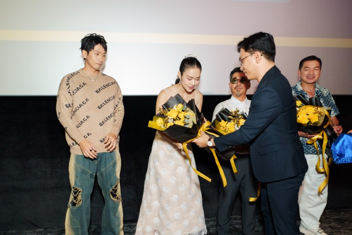 Đại diện nhà sản xuất tặng hoa cảm ơn các nghệ sĩ Đại diện nhà sản xuất tặng hoa cảm ơn các nghệ sĩ