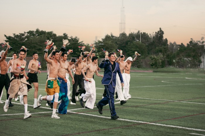 Đạo diễn Nguyễn Hưng Phúc cùng dàn mẫu nam chạy khắp sàn diễn để chào khán giả khi kết thúc chương trình