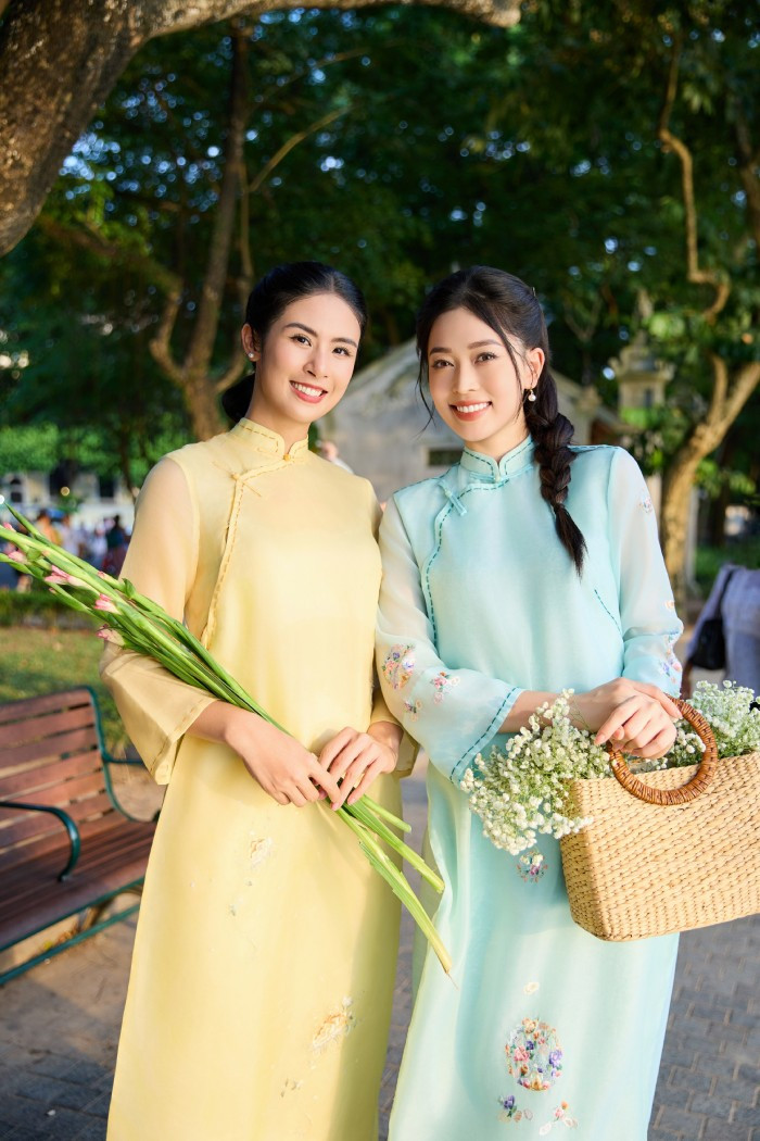 Ngọc Hân và Phương Nga nền nã trong tà áo dài Ngọc Hân và Phương Nga nền nã trong tà áo dài