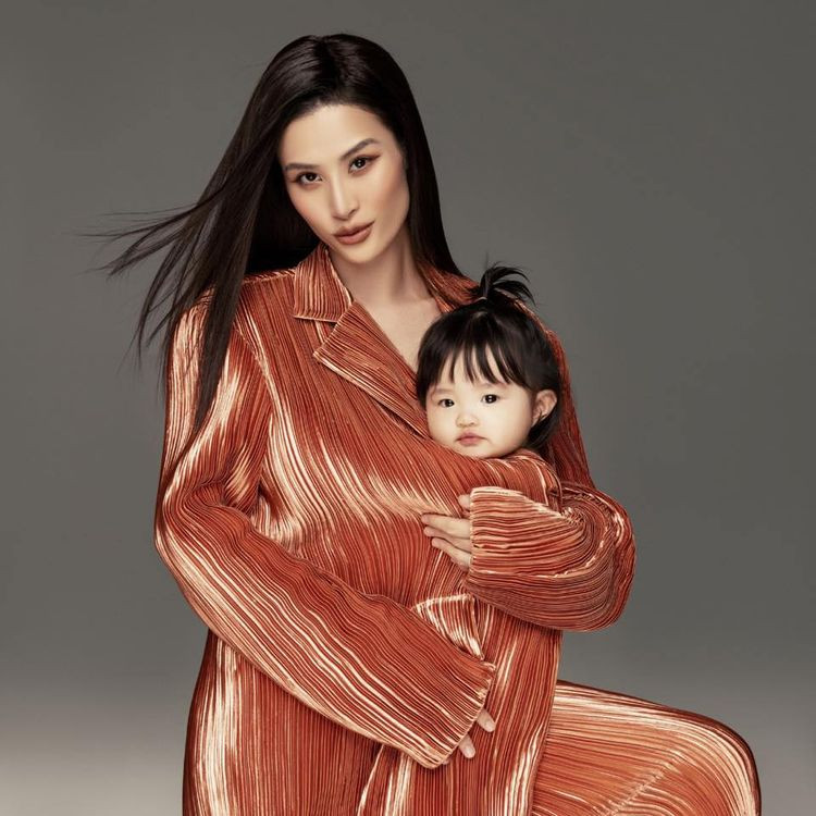 Ca sĩ Đông Nhi và con gái lần đầu tiên sẽ diễn thời trang cùng nhau Ca sĩ Đông Nhi và con gái lần đầu tiên sẽ diễn thời trang cùng nhau
