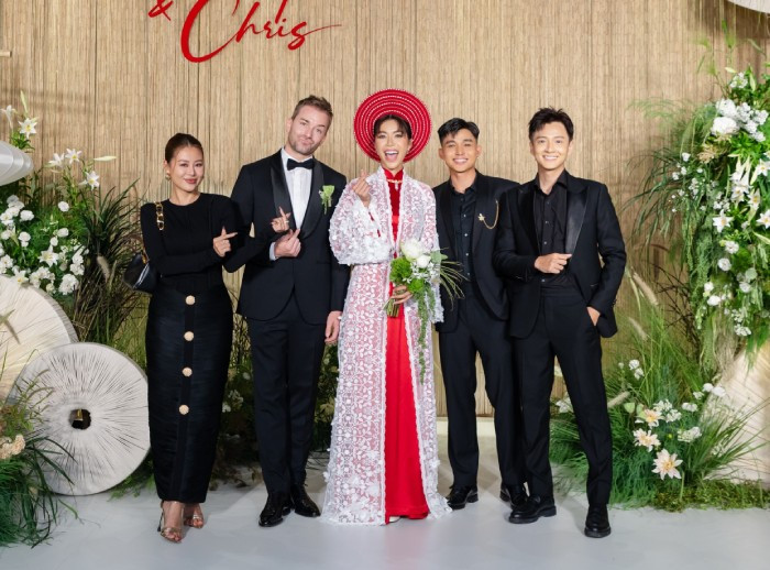 Dàn khách mời gồm Nam Thư, Jun Phạm và Ngô Kiến Huy trong trang phục màu đen làm toát lên sự sang trọng, lịch sự và vẻ đẹp quyến rũ đầy bí ẩn cho người mặc