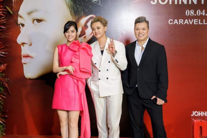 Hoa hậu Nông Thuý Hằng đến chúc mừng thầy trò đạo diễn Cường Ngô