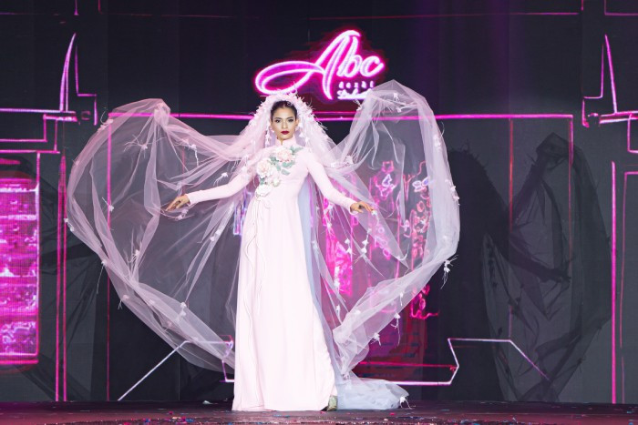 Trương Thị May đảm nhiệm vai trò vedette cho bộ sưu tập cũng như là show diễn. Cô xuất hiện trong tà áo dài cưới nhẹ nhàng nữ tính với điểm nhấn là phần voan cưới dài khiến cô trở nên càng lộng lẫy trong màn kết của chương trình