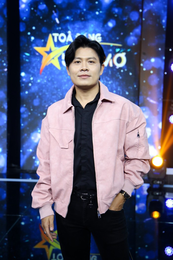 Nhạc sĩ Nguyễn Văn Chung là gương mặt giám khảo quen thuộc của "Toả sáng ước mơ" qua các mùa Nhạc sĩ Nguyễn Văn Chung là gương mặt giám khảo quen thuộc của "Toả sáng ước mơ" qua các mùa