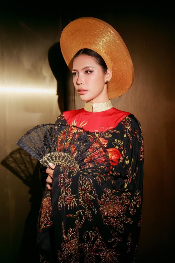 Bộ trang phục gợi nhớ nét đặc trưng trong nữ ý của quý tộc triều Nguyễn với chi tiết đặc trưng áo cổ dựng, khăn vành và hoạ tiết tứ linh