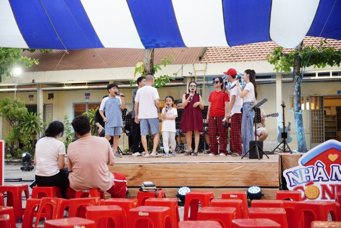 Lâm Vỹ Dạ cùng ekip tập luyện trước đêm diễn