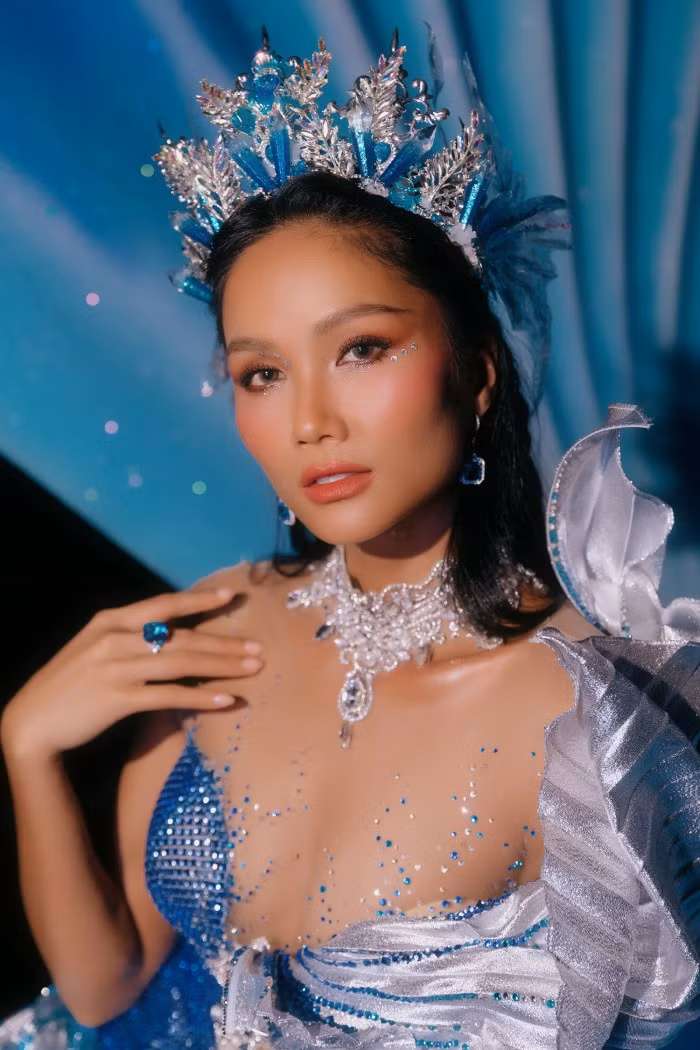 H’Hen Niê bật mí Nàng tiên cá cũng là một trong những phim hoạt hình Disney mà cô thích, vì vậy khi có cơ hội hoá thân thành nhân vật này với phiên bản H’Hen Niê, cô vô cùng hạnh phúc