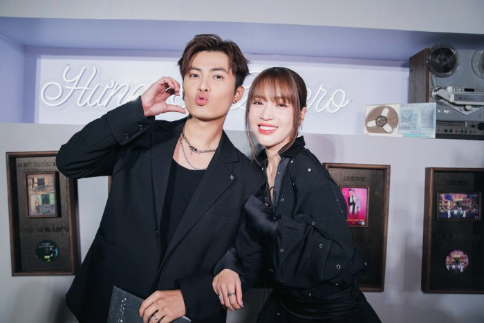 Vợ chồng Puka Gin Tuấn Kiệt tay trong tay đến xem liveshow. Cặp đôi luôn xuất hiện rạng rỡ bên nhau kể từ khi chính thức kết hôn