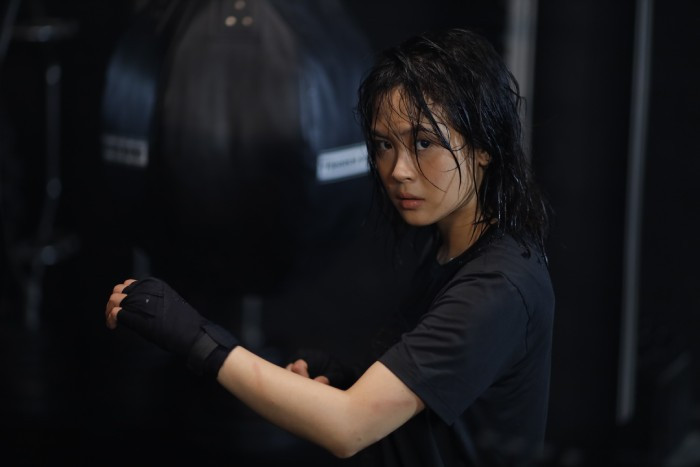 Diễn viên trẻ Trâm Anh vào vai khá hợp trong MV "Đi sai nước cờ"