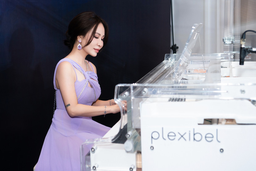 Uyên Linh ngẫu hứng thể hiện khả năng chơi đàn trong sự kiện Uyên Linh ngẫu hứng thể hiện khả năng chơi đàn trong sự kiện