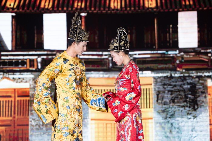 Lấy bối cảnh Đại nội Huế mang đậm dấu ấn lịch sử, kiến trúc và văn hoá của Triều Nguyễn, vợ chồng Lương Thế Thành - Thuý Diễm đã xuất hiện với vai trò mở màn trong xuất hiện trong trang phục áo dài lấy cảm hứng từ Long Bào và Phượng Bào của vua và hoàng hậu thời Nguyễn