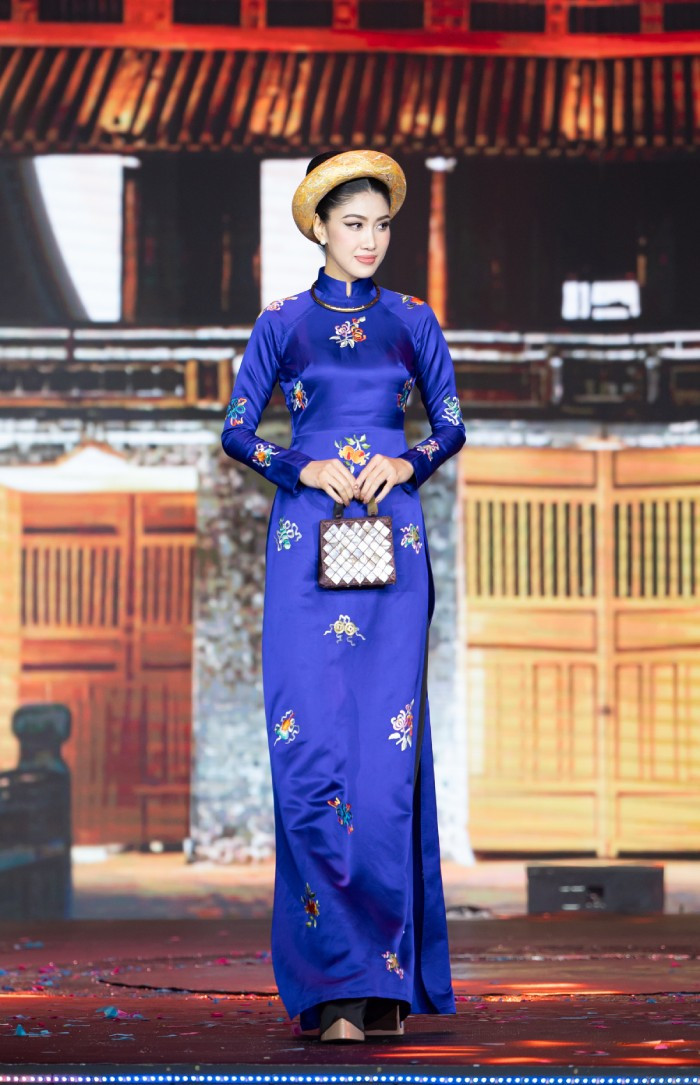 Lấy bối cảnh phố xá mang màu sắc xưa cũ đầy hoài niệm, các người mẫu xuất hiện trên sàn catwalk trong tà áo dài ráp lăng - chít eo