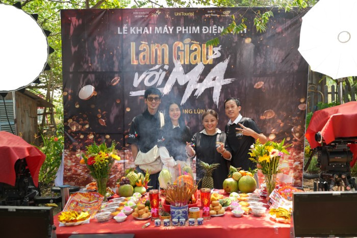 Dàn diễn viên chính của "Làm giàu với ma" Dàn diễn viên chính của "Làm giàu với ma"