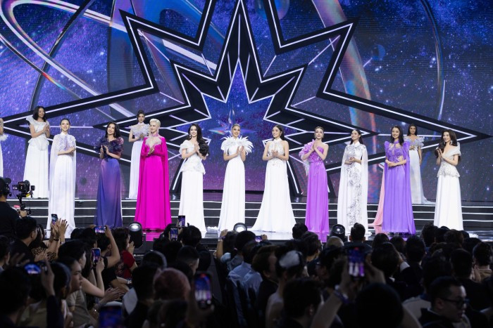 Top 16 thí sinh trình diễn trang phục áo dài của NTK Linh San