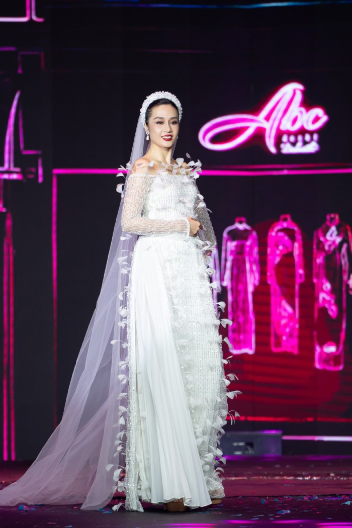 Giai đoạn này văn hoá Châu Âu du nhập vào nước ta và làm cho trang phục cưới cũng trở nên hiện đại. Nhưng đến sau thập niên 80 đến nay lại có xu hướng quay về truyền thống với việc sử dụng phổ biến chiếc dài áo để tôn lên vẻ đẹp truyền thống của cô dâu Việt.