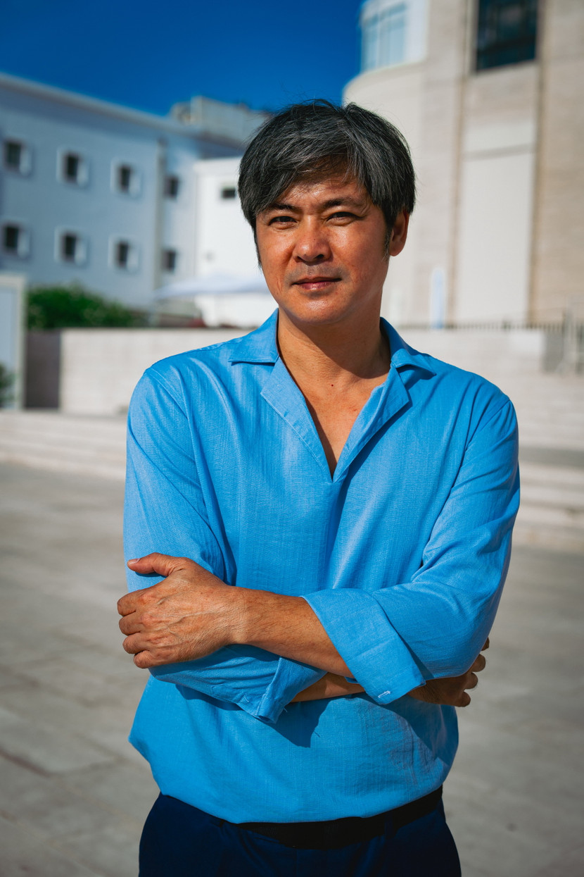 Diễn viên Lê Vũ Long diện đồ xanh tối giản, khoe vẻ lịch lãm, phong trần