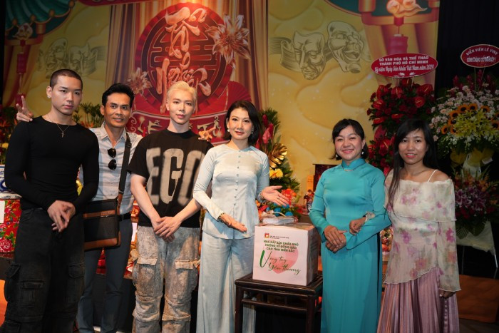 Ca sĩ Erik cùng nhiều khách mời đến dân hương và ủng hộ chương trình