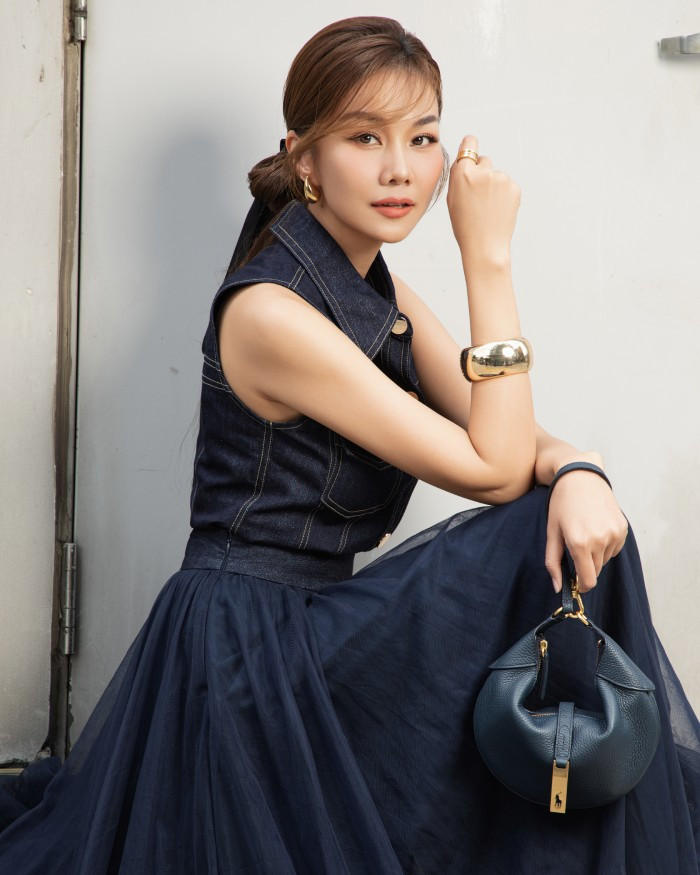 Ở mỗi vai trò cô đều làm hết sức mình và luôn có trách nhiệm để đạt hiệu quả cao nhất. Khi ra miền Trung thực hiện bộ ảnh cho bộ sưu tập mới, Thanh Hằng chấp nhận “lên núi, xuống biển” giữa trời nắng để có được những bức ảnh đẹp nhất