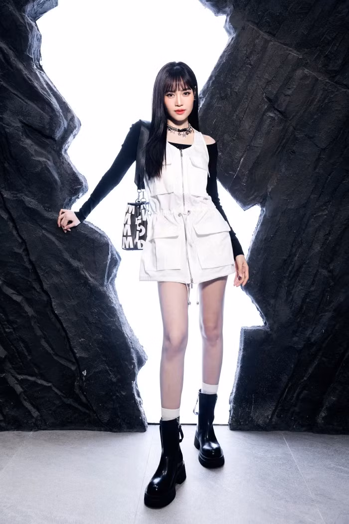 Diễn viên Lan Ngọc cho biết: “Thật sự bất ngờ với một cá tính thời trang khác, ít thấy trước nay của anh Cường. Từ phong cách nữ tính đến cá tính, tất cả đều quy tụ trong thiết kế của anh ấy khiến tôi đôi khi thắc mắc vì sao biên độ sáng tạo có thể trải rộng như thế. Thời trang dành cho giới trẻ, nhưng tin rằng cũng khiến những người trưởng thành thích thú trải nghiệm bởi vẻ đẹp đa dạng, “không biên giới” của chúng”