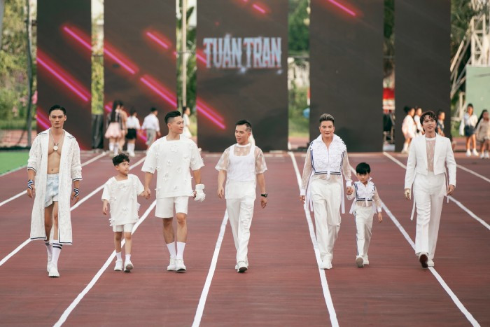 "Extra men show 3" còn có sự tham gia trình diễn bộ sưu tập của NTK Tuấn Trần và Ngô Mạnh Đông Đông