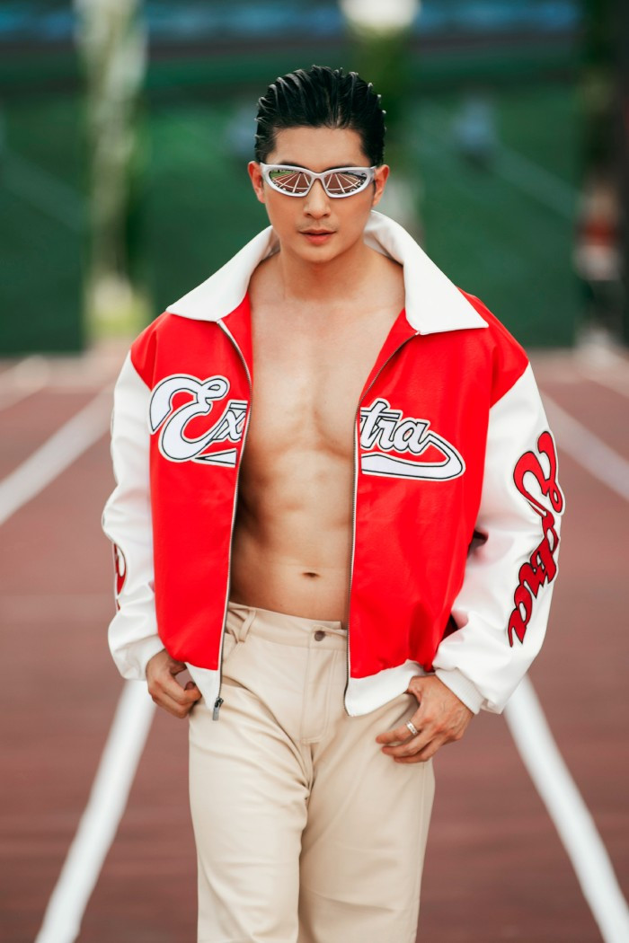 Lâm Bảo Châu lạnh lùng sải bước